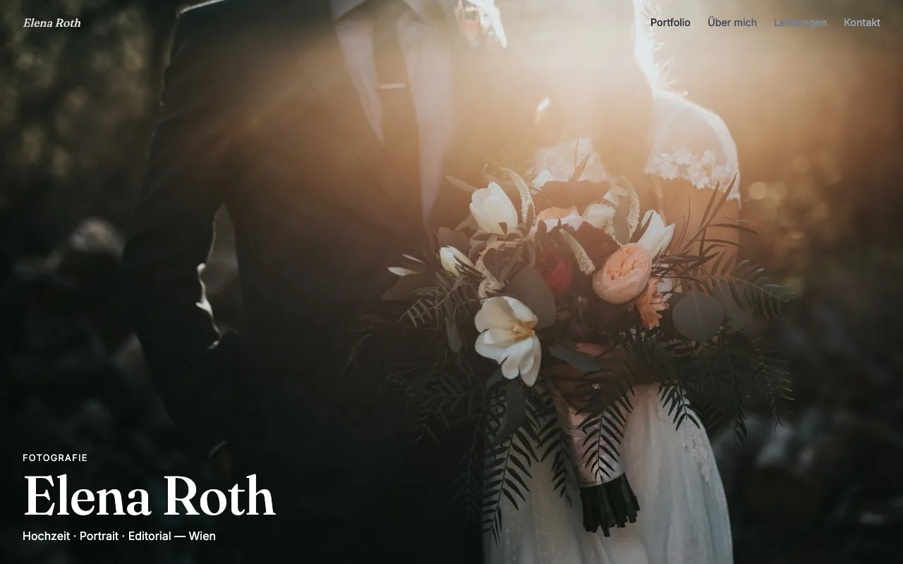 Konzeptseite Elena Roth: Brautpaar im Gegenlicht mit Brautstrauß, unten links der Name im Serifenschnitt.