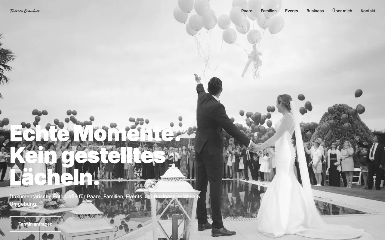 Konzeptseite Theresa Brandner: Schwarzweißfoto eines Brautpaars mit aufsteigenden Luftballons, darüber die Zeile „Echte Momente. Kein gestelltes Lächeln.“